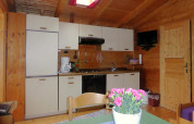 Accogliente cucina in uno chalet a Steingaden, Germania, con pareti in legno e tavolo da pranzo.