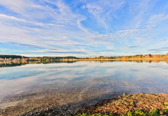 Vista tranquilla su un lago dalle acque limpide, vicino allo chalet Steingaden in Germania.
