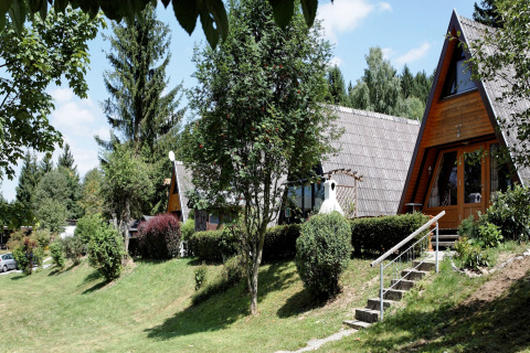 Baite di legno e prati verdi all'Holiday park «Jägerwiesen 1» in Germania in una giornata soleggiata.