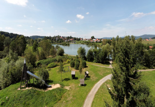 Luftfoto af Holiday park «Jägerwiesen 1» i Tyskland med legeplads, sø og grønne omgivelser.