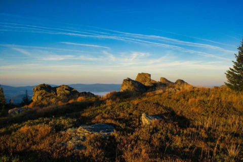 Panoramisk udsigt over klippeformationer og grønne marker ved Holiday park «Jägerwiesen 1» i Tyskland.