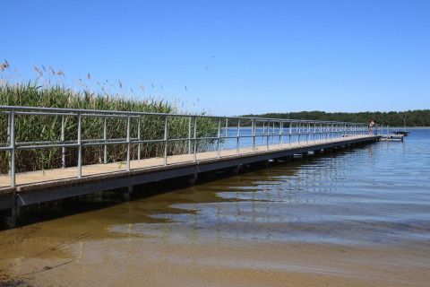 Lange steiger met leuning aan het meer bij lodge Type A1 - Nurdachhaus in Duitsland op een zonnige dag.