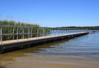 Lange steiger met leuning aan het meer bij lodge Type A1 - Nurdachhaus in Duitsland op een zonnige dag.