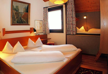 Camera luminosa in chalet al Holiday village Öfingen, Germania, con letto doppio e alcova per bambini.