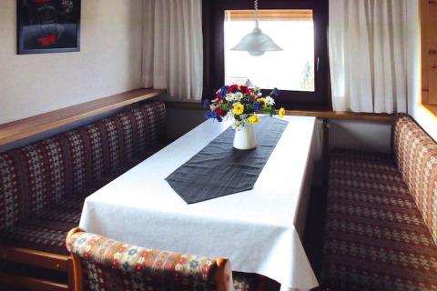 Comedor en el chalet Holiday village Öfingen - 68 m² Tipo C Sioux con flores en la mesa en Alemania.