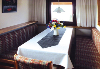 Dining area at chalet Holiday village Öfingen - 68 sqm Type C Sioux with flowers on table in Germany.