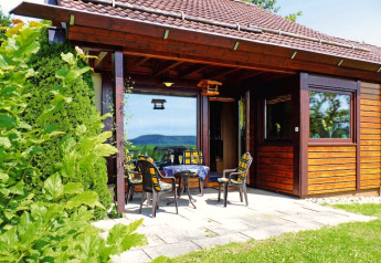 Chalet en bois charmant au village de vacances Öfingen, Allemagne, avec terrasse, mobilier et belle vue.
