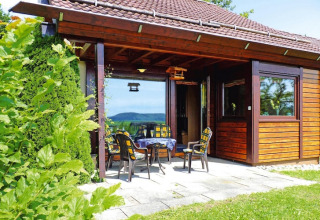 Acogedor chalet de madera en Holiday village Öfingen, Alemania, con patio, sillas de jardín y vistas.