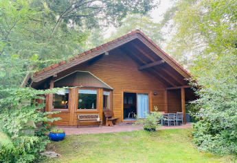 Holiday home Svenja Wiefelstede-Lehe, casa de madera con terraza y muebles rodeada de naturaleza.