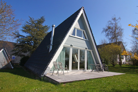 Maison de vacances Damp 90 m², 5 personnes, style en A, terrasse avec chaises, pelouse verdoyante.