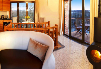 Gezellig interieur van chalet 'Water tower 75 sqm' in Duitsland met open haard, balkon en mooi uitzicht.