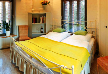 Gezellige slaapkamer in chalet 'Water tower 75 sqm' in Duitsland met dubbel bed en helder interieur.