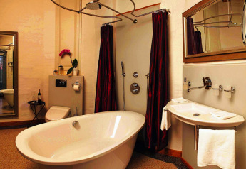 Luxe badkamer in het Water Tower 75 m² chalet in Duitsland met vrijstaand bad en grote regendouche.