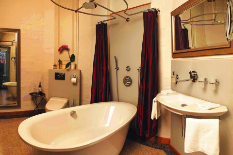 Luxe badkamer in het Water Tower 75 m² chalet in Duitsland, met losstaand bad en ruime regendouche.