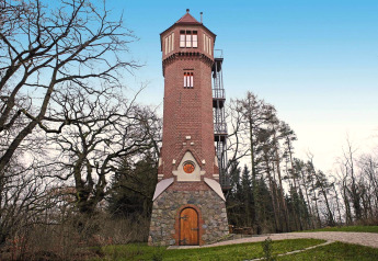 Foto van het 'Water tower 75 sqm' chalet in Duitsland, een unieke toren omringd door natuur.