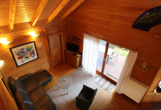Sala vista desde arriba en Holiday home Svenja Wiefelstede-Lehe, con paredes de madera y un gran ventanal.