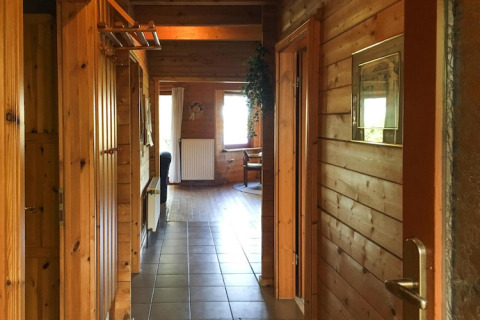 Pasillo revestido de madera en la casa de vacaciones Svenja Wiefelstede-Lehe, atmósfera acogedora en Alemania.