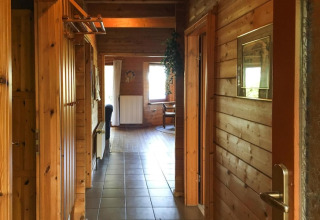 Pasillo revestido de madera en la casa de vacaciones Svenja Wiefelstede-Lehe, atmósfera acogedora en Alemania.