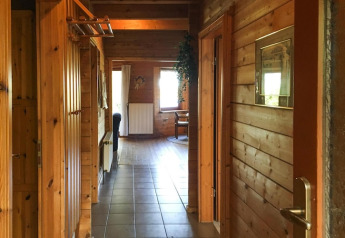 Pasillo revestido de madera en la casa de vacaciones Svenja Wiefelstede-Lehe, atmósfera acogedora en Alemania.