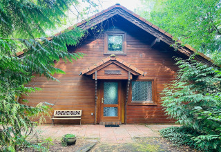 Træhytte ved Holiday home «Svenja Wiefelstede-Lehe» i skovområde, set forfra, Tyskland.