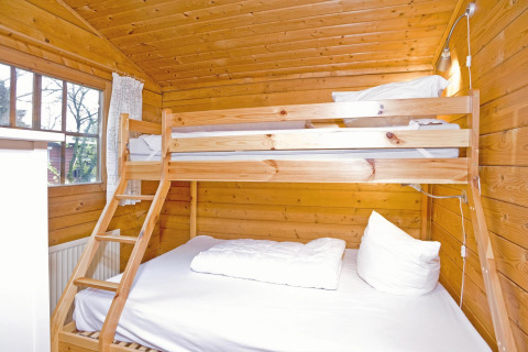 Houten slaapkamer met stapelbed bij Type C House 363 364 361 362 in Duitsland, natuurlijk licht.