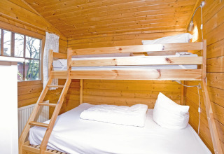 Houten chaletkamer met stapelbed bij Type C House 363 364 361 362 in Duitsland, veel lichtinval.