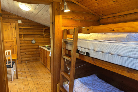Houten chaletinterieur in Duitsland met stapelbedden, keuken en eettafel, in Type C House 363 364 361 362.