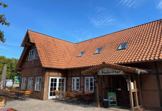 Foto van Type C House 363 364 361 362 lodge in Duitsland met rood dak en buitenterrassen.