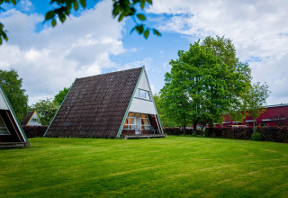 A-frame lodge called Nurdachhaus Saver rate 65 sqm, surrounded by grass and trees, located in Germany.
