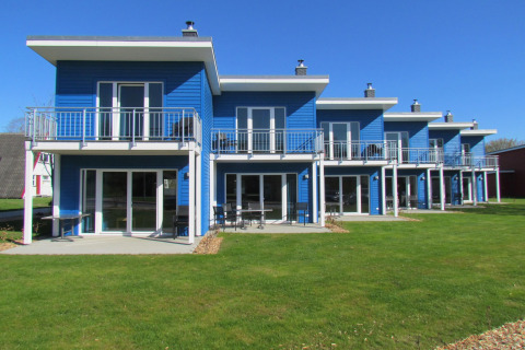 Moderne blauwe terraswoningen met balkons bij Ostseeresort Dampland-Terrace house HiPr, zonnig buitenaanzicht.