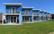 Maisons en terrasse bleues modernes avec balcons à Ostseeresort Dampland-Terrace house HiPr, vue extérieure ensoleillée.