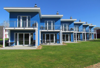 Moderne blauwe terraswoningen met balkons bij Ostseeresort Dampland-Terrace house HiPr, zonnig buitenaanzicht.