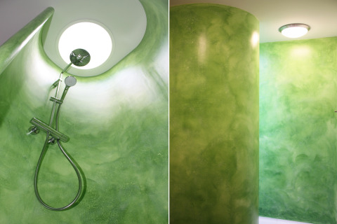 Moderne groene douche met gebogen wand en dakraam in Ostseeresort Dampland-Terrace house HiPr, Duitsland.