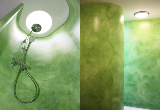 Moderne groene douche met gebogen wand en dakraam in Ostseeresort Dampland-Terrace house HiPr, Duitsland.
