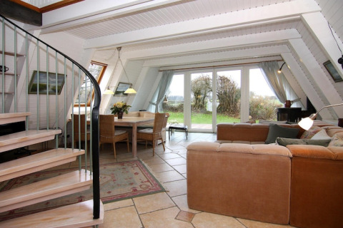 Helles Wohnzimmer im Ferienhaus «Damp 90 sqm 5 Persons» mit Gartenblick und modernem Interieur in Deutschland.