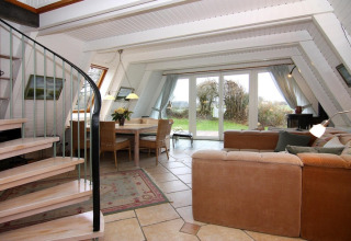 Lyst og rummeligt opholdsområde i Holiday home «Damp 90 sqm 5 Persons» med udsigt til haven i Tyskland.