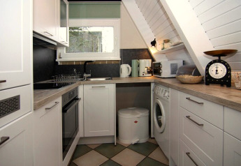 Cuisine moderne et compacte dans la maison de vacances «Damp 90 sqm 5 Persons» en Allemagne avec appareils ménagers.
