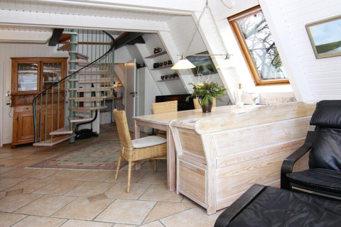 Séjour lumineux de la maison de vacances Damp 90 m² 5 personnes en Allemagne avec escalier en colimaçon.