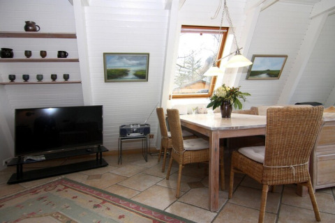 Sala en Holiday home «Damp 90 sqm 5 Persons» en Alemania, con mesa de comedor y gran ventana.