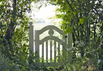 Portail de jardin blanc entouré de verdure au Holiday home Damp 90 sqm 5 Persons en Allemagne.