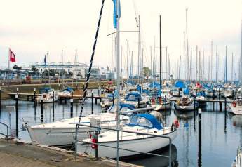 Vue du port de plaisance avec voiliers près de la maison de vacances « Damp 90 sqm 5 Persons » en Allemagne.