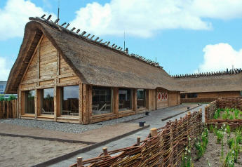 Foto vom Blockhouse ‚Regular rate 4 Pers‘ in Deutschland, aus Holz mit Strohdach und gepflegtem Garten.