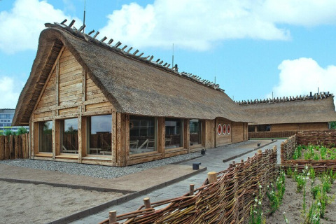 Afbeelding van Blockhouse ‘Regular rate 4 Pers’ in Duitsland, een houten lodge met rieten dak en tuin.