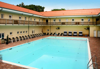 Piscina all'aperto con lettini al Holiday park «Markgrafenheide Warnemünde Type 1» in Germania.