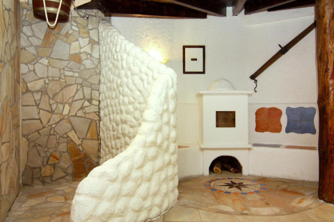 Interior rústico de cabaña en Holiday park Markgrafenheide Warnemünde, con paredes de piedra y horno único.