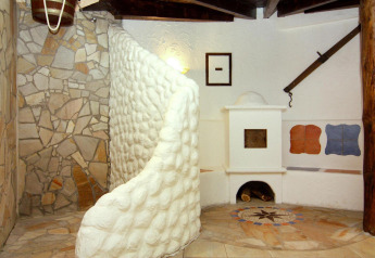 Interni rustici di lodge al Holiday park Markgrafenheide Warnemünde con muri in pietra e forno caratteristico.