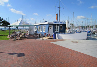 Afbeelding van Blockhouse ‘HiPr 4 Pers’ in Duitsland met terras, haven en uitzicht op jachthaven.