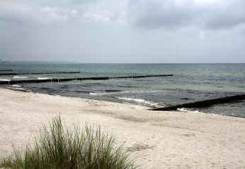 Strandbild beim Holiday Park Markgrafenheide Warnemünde Typ 1 in Deutschland mit Meer und Sand.