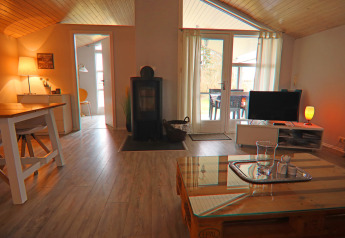 Soggiorno nella casa vacanze «in Hünning» in Germania con stufa, TV e arredamento moderno.