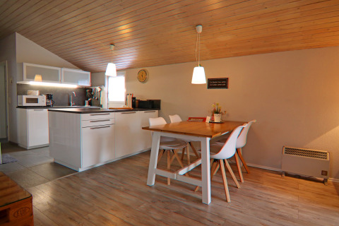 Cocina y comedor modernos en casa vacacional 'in Hünning' en Alemania, decoración cálida y ambiente acogedor.